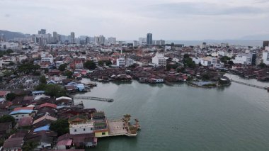 Georgetown, Penang Malezya - 13 Mayıs 2022: Georgetown Penang Klanı Jetties, Malezya. Penang Çin topluluğunun farklı klanları tarafından deniz kıyısında tahta kalelere inşa edilmiş ahşap köyler..