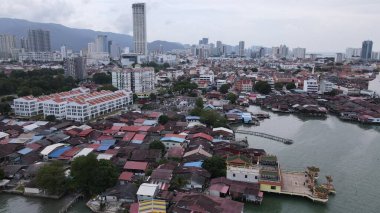 Georgetown, Penang Malezya - 13 Mayıs 2022: Georgetown Penang Klanı Jetties, Malezya. Penang Çin topluluğunun farklı klanları tarafından deniz kıyısında tahta kalelere inşa edilmiş ahşap köyler..