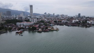 Georgetown, Penang Malezya - 13 Mayıs 2022: Georgetown Penang Klanı Jetties, Malezya. Penang Çin topluluğunun farklı klanları tarafından deniz kıyısında tahta kalelere inşa edilmiş ahşap köyler..