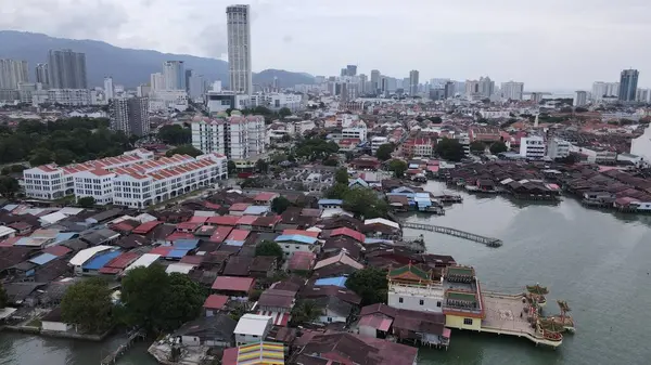 Georgetown, Penang Malezya - 13 Mayıs 2022: Georgetown Penang Klanı Jetties, Malezya. Penang Çin topluluğunun farklı klanları tarafından deniz kıyısında tahta kalelere inşa edilmiş ahşap köyler..