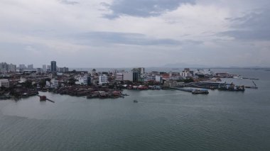 Georgetown, Penang Malezya - 13 Mayıs 2022: Georgetown Penang Klanı Jetties, Malezya. Penang Çin topluluğunun farklı klanları tarafından deniz kıyısında tahta kalelere inşa edilmiş ahşap köyler..