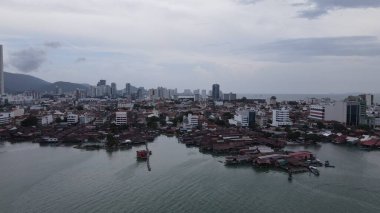 Georgetown, Penang Malezya - 13 Mayıs 2022: Georgetown Penang Klanı Jetties, Malezya. Penang Çin topluluğunun farklı klanları tarafından deniz kıyısında tahta kalelere inşa edilmiş ahşap köyler..