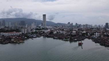 Georgetown, Penang Malezya - 13 Mayıs 2022: Georgetown Penang Klanı Jetties, Malezya. Penang Çin topluluğunun farklı klanları tarafından deniz kıyısında tahta kalelere inşa edilmiş ahşap köyler..