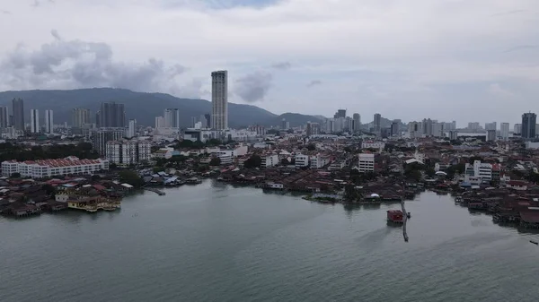 Georgetown, Penang Malezya - 13 Mayıs 2022: Georgetown Penang Klanı Jetties, Malezya. Penang Çin topluluğunun farklı klanları tarafından deniz kıyısında tahta kalelere inşa edilmiş ahşap köyler..