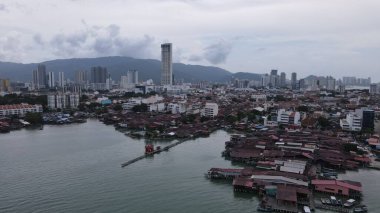 Georgetown, Penang Malezya - 13 Mayıs 2022: Georgetown Penang Klanı Jetties, Malezya. Penang Çin topluluğunun farklı klanları tarafından deniz kıyısında tahta kalelere inşa edilmiş ahşap köyler..