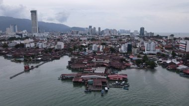Georgetown, Penang Malezya - 13 Mayıs 2022: Georgetown Penang Klanı Jetties, Malezya. Penang Çin topluluğunun farklı klanları tarafından deniz kıyısında tahta kalelere inşa edilmiş ahşap köyler..