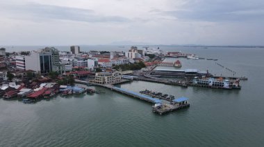 Georgetown, Penang Malezya - 13 Mayıs 2022: Georgetown Penang Klanı Jetties, Malezya. Penang Çin topluluğunun farklı klanları tarafından deniz kıyısında tahta kalelere inşa edilmiş ahşap köyler..