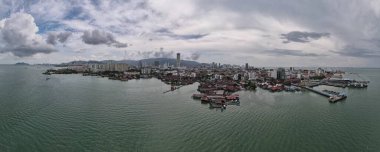 Georgetown, Penang Malezya - 13 Mayıs 2022: Georgetown Penang Klanı Jetties, Malezya. Penang Çin topluluğunun farklı klanları tarafından deniz kıyısında tahta kalelere inşa edilmiş ahşap köyler..
