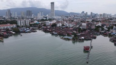Georgetown, Penang Malezya - 13 Mayıs 2022: Georgetown Penang Klanı Jetties, Malezya. Penang Çin topluluğunun farklı klanları tarafından deniz kıyısında tahta kalelere inşa edilmiş ahşap köyler..