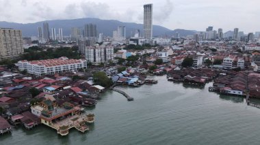 Georgetown, Penang Malezya - 13 Mayıs 2022: Georgetown Penang Klanı Jetties, Malezya. Penang Çin topluluğunun farklı klanları tarafından deniz kıyısında tahta kalelere inşa edilmiş ahşap köyler..