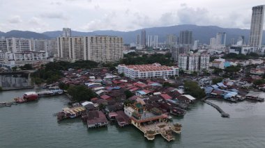 Georgetown, Penang Malezya - 13 Mayıs 2022: Georgetown Penang Klanı Jetties, Malezya. Penang Çin topluluğunun farklı klanları tarafından deniz kıyısında tahta kalelere inşa edilmiş ahşap köyler..