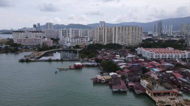 Georgetown, Penang Malezya - 13 Mayıs 2022: Georgetown Penang Klanı Jetties, Malezya. Penang Çin topluluğunun farklı klanları tarafından deniz kıyısında tahta kalelere inşa edilmiş ahşap köyler..