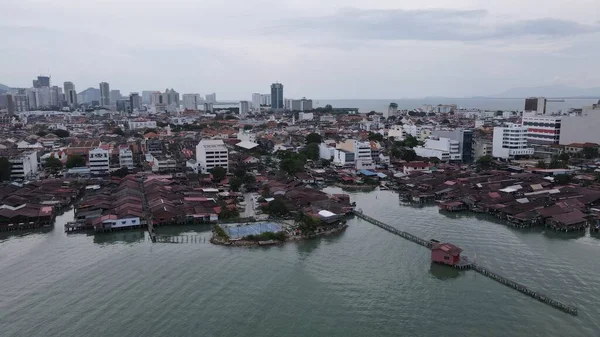 Georgetown, Penang Malezya - 13 Mayıs 2022: Georgetown Penang Klanı Jetties, Malezya. Penang Çin topluluğunun farklı klanları tarafından deniz kıyısında tahta kalelere inşa edilmiş ahşap köyler..