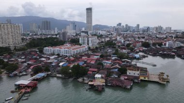 Georgetown, Penang Malezya - 13 Mayıs 2022: Georgetown Penang Klanı Jetties, Malezya. Penang Çin topluluğunun farklı klanları tarafından deniz kıyısında tahta kalelere inşa edilmiş ahşap köyler..