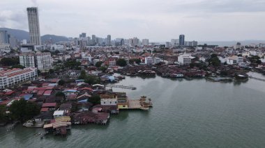 Georgetown, Penang Malezya - 13 Mayıs 2022: Georgetown Penang Klanı Jetties, Malezya. Penang Çin topluluğunun farklı klanları tarafından deniz kıyısında tahta kalelere inşa edilmiş ahşap köyler..