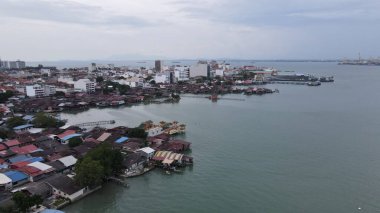 Georgetown, Penang Malezya - 13 Mayıs 2022: Georgetown Penang Klanı Jetties, Malezya. Penang Çin topluluğunun farklı klanları tarafından deniz kıyısında tahta kalelere inşa edilmiş ahşap köyler..