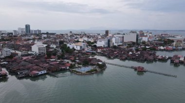 Georgetown, Penang Malezya - 13 Mayıs 2022: Georgetown Penang Klanı Jetties, Malezya. Penang Çin topluluğunun farklı klanları tarafından deniz kıyısında tahta kalelere inşa edilmiş ahşap köyler..