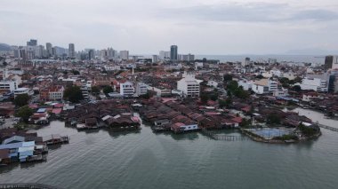 Georgetown, Penang Malezya - 13 Mayıs 2022: Georgetown Penang Klanı Jetties, Malezya. Penang Çin topluluğunun farklı klanları tarafından deniz kıyısında tahta kalelere inşa edilmiş ahşap köyler..