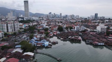 Georgetown, Penang Malezya - 13 Mayıs 2022: Georgetown Penang Klanı Jetties, Malezya. Penang Çin topluluğunun farklı klanları tarafından deniz kıyısında tahta kalelere inşa edilmiş ahşap köyler..