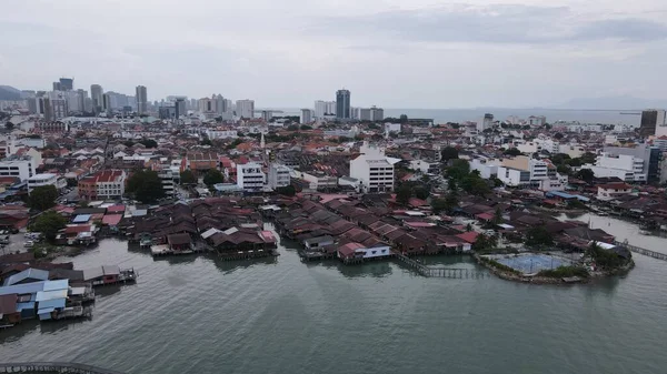 Georgetown, Penang Malezya - 13 Mayıs 2022: Georgetown Penang Klanı Jetties, Malezya. Penang Çin topluluğunun farklı klanları tarafından deniz kıyısında tahta kalelere inşa edilmiş ahşap köyler..