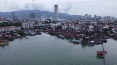 Georgetown, Penang Malezya - 13 Mayıs 2022: Georgetown Penang Klanı Jetties, Malezya. Penang Çin topluluğunun farklı klanları tarafından deniz kıyısında tahta kalelere inşa edilmiş ahşap köyler..