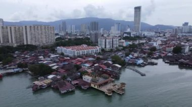 Georgetown, Penang Malezya - 13 Mayıs 2022: Georgetown Penang Klanı Jetties, Malezya. Penang Çin topluluğunun farklı klanları tarafından deniz kıyısında tahta kalelere inşa edilmiş ahşap köyler..