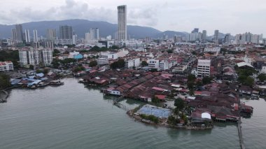 Georgetown, Penang Malezya - 13 Mayıs 2022: Georgetown Penang Klanı Jetties, Malezya. Penang Çin topluluğunun farklı klanları tarafından deniz kıyısında tahta kalelere inşa edilmiş ahşap köyler..