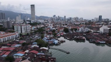 Georgetown, Penang Malezya - 13 Mayıs 2022: Georgetown Penang Klanı Jetties, Malezya. Penang Çin topluluğunun farklı klanları tarafından deniz kıyısında tahta kalelere inşa edilmiş ahşap köyler..