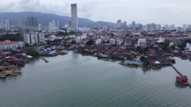 Georgetown, Penang Malezya - 13 Mayıs 2022: Georgetown Penang Klanı Jetties, Malezya. Penang Çin topluluğunun farklı klanları tarafından deniz kıyısında tahta kalelere inşa edilmiş ahşap köyler..