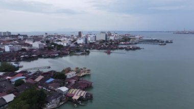 Georgetown, Penang Malezya - 13 Mayıs 2022: Georgetown Penang Klanı Jetties, Malezya. Penang Çin topluluğunun farklı klanları tarafından deniz kıyısında tahta kalelere inşa edilmiş ahşap köyler..
