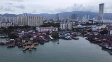 Georgetown, Penang Malezya - 13 Mayıs 2022: Georgetown Penang Klanı Jetties, Malezya. Penang Çin topluluğunun farklı klanları tarafından deniz kıyısında tahta kalelere inşa edilmiş ahşap köyler..