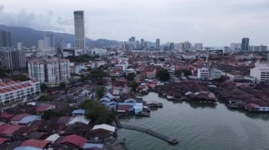 Georgetown, Penang Malezya - 13 Mayıs 2022: Georgetown Penang Klanı Jetties, Malezya. Penang Çin topluluğunun farklı klanları tarafından deniz kıyısında tahta kalelere inşa edilmiş ahşap köyler..