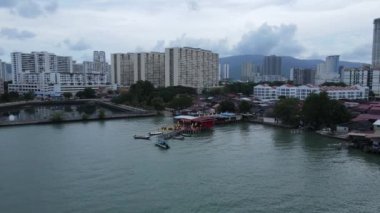 Georgetown, Penang Malezya - 13 Mayıs 2022: Georgetown Penang Klanı Jetties, Malezya. Penang Çin topluluğunun farklı klanları tarafından deniz kıyısında tahta kalelere inşa edilmiş ahşap köyler..