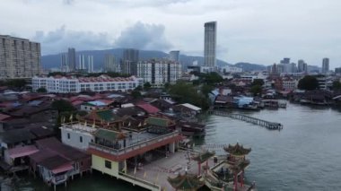 Georgetown, Penang Malezya - 13 Mayıs 2022: Georgetown Penang Klanı Jetties, Malezya. Penang Çin topluluğunun farklı klanları tarafından deniz kıyısında tahta kalelere inşa edilmiş ahşap köyler..