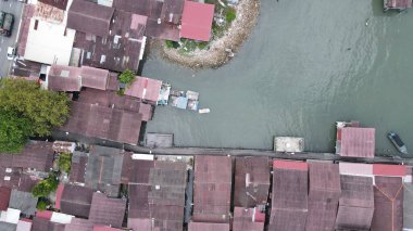 Georgetown, Penang Malezya - 13 Mayıs 2022: Georgetown Penang Klanı Jetties, Malezya. Penang Çin topluluğunun farklı klanları tarafından deniz kıyısında tahta kalelere inşa edilmiş ahşap köyler..