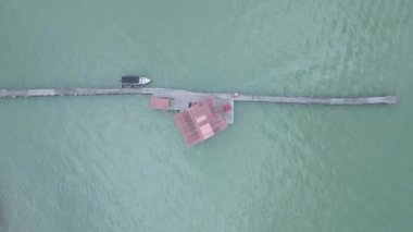 Georgetown, Penang Malezya - 13 Mayıs 2022: Georgetown Penang Klanı Jetties, Malezya. Penang Çin topluluğunun farklı klanları tarafından deniz kıyısında tahta kalelere inşa edilmiş ahşap köyler..