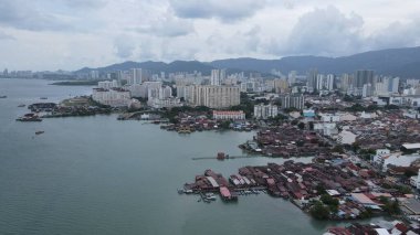 Georgetown, Penang Malezya - 13 Mayıs 2022: Georgetown Penang Klanı Jetties, Malezya. Penang Çin topluluğunun farklı klanları tarafından deniz kıyısında tahta kalelere inşa edilmiş ahşap köyler..