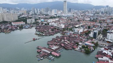 Georgetown, Penang Malezya - 13 Mayıs 2022: Georgetown Penang Klanı Jetties, Malezya. Penang Çin topluluğunun farklı klanları tarafından deniz kıyısında tahta kalelere inşa edilmiş ahşap köyler..