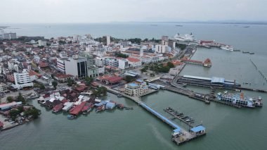 Georgetown, Penang Malezya - 13 Mayıs 2022: Georgetown Penang Klanı Jetties, Malezya. Penang Çin topluluğunun farklı klanları tarafından deniz kıyısında tahta kalelere inşa edilmiş ahşap köyler..