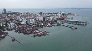 Georgetown, Penang Malezya - 13 Mayıs 2022: Georgetown Penang Klanı Jetties, Malezya. Penang Çin topluluğunun farklı klanları tarafından deniz kıyısında tahta kalelere inşa edilmiş ahşap köyler..