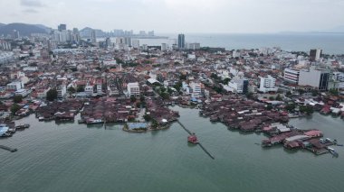 Georgetown, Penang Malezya - 13 Mayıs 2022: Georgetown Penang Klanı Jetties, Malezya. Penang Çin topluluğunun farklı klanları tarafından deniz kıyısında tahta kalelere inşa edilmiş ahşap köyler..