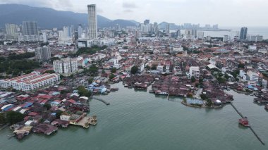 Georgetown, Penang Malezya - 13 Mayıs 2022: Georgetown Penang Klanı Jetties, Malezya. Penang Çin topluluğunun farklı klanları tarafından deniz kıyısında tahta kalelere inşa edilmiş ahşap köyler..