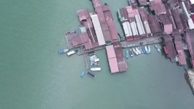 Georgetown, Penang Malezya - 13 Mayıs 2022: Georgetown Penang Klanı Jetties, Malezya. Penang Çin topluluğunun farklı klanları tarafından deniz kıyısında tahta kalelere inşa edilmiş ahşap köyler..