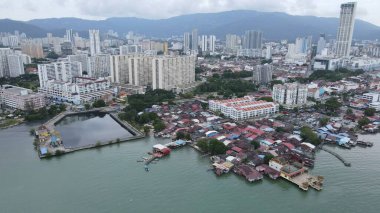 Georgetown, Penang Malezya - 13 Mayıs 2022: Georgetown Penang Klanı Jetties, Malezya. Penang Çin topluluğunun farklı klanları tarafından deniz kıyısında tahta kalelere inşa edilmiş ahşap köyler..