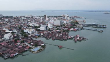 Georgetown, Penang Malezya - 13 Mayıs 2022: Georgetown Penang Klanı Jetties, Malezya. Penang Çin topluluğunun farklı klanları tarafından deniz kıyısında tahta kalelere inşa edilmiş ahşap köyler..
