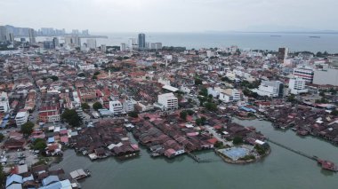 Georgetown, Penang Malezya - 13 Mayıs 2022: Georgetown Penang Klanı Jetties, Malezya. Penang Çin topluluğunun farklı klanları tarafından deniz kıyısında tahta kalelere inşa edilmiş ahşap köyler..