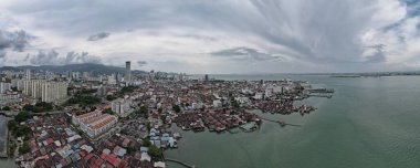 Georgetown, Penang Malezya - 13 Mayıs 2022: Georgetown Penang Klanı Jetties, Malezya. Penang Çin topluluğunun farklı klanları tarafından deniz kıyısında tahta kalelere inşa edilmiş ahşap köyler..