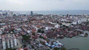 Georgetown, Penang Malezya - 13 Mayıs 2022: Georgetown Penang Klanı Jetties, Malezya. Penang Çin topluluğunun farklı klanları tarafından deniz kıyısında tahta kalelere inşa edilmiş ahşap köyler..