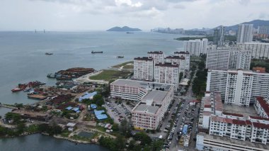 Georgetown, Penang Malezya - 13 Mayıs 2022: Georgetown Penang Klanı Jetties, Malezya. Penang Çin topluluğunun farklı klanları tarafından deniz kıyısında tahta kalelere inşa edilmiş ahşap köyler..