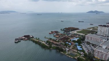 Georgetown, Penang Malezya - 13 Mayıs 2022: Georgetown Penang Klanı Jetties, Malezya. Penang Çin topluluğunun farklı klanları tarafından deniz kıyısında tahta kalelere inşa edilmiş ahşap köyler..